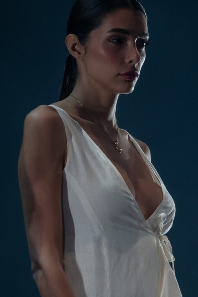 Modelo luciendo un vestido blanco en un desfile de moda en Mallorca