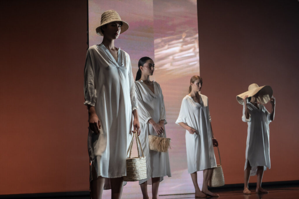 Modelos luciendo ropa de moda artesana en el Teatre Principal de Palma
