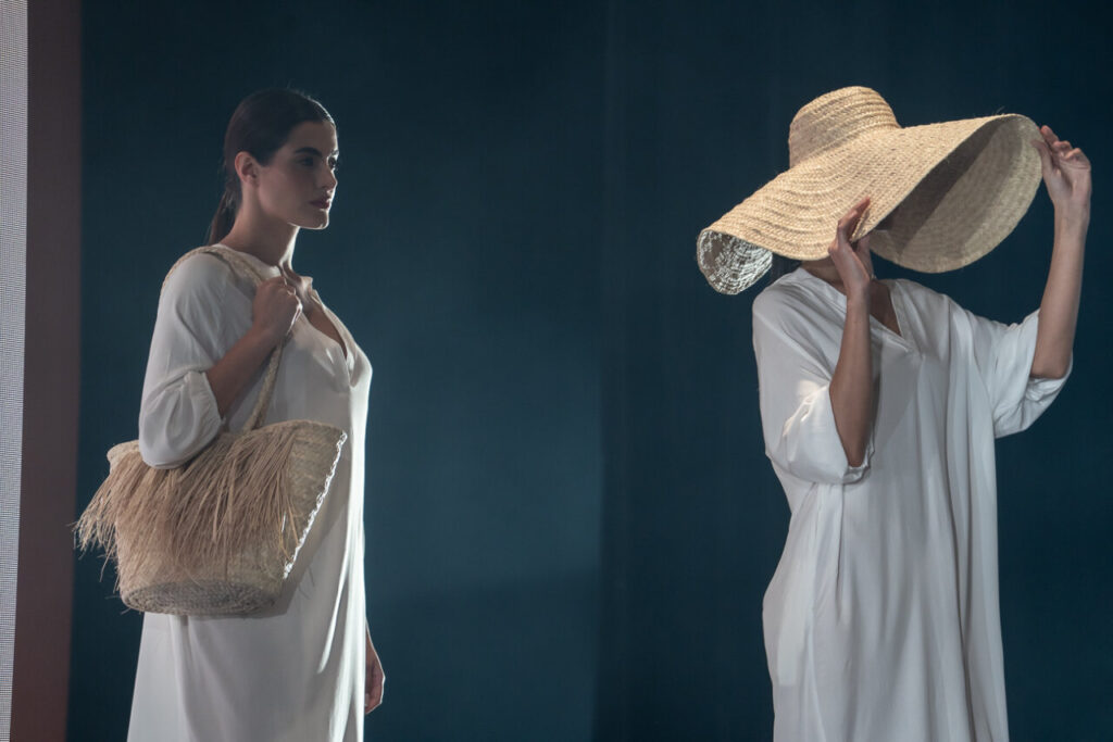 Modelos en pasarela mostrando moda artesana de Mallorca con sombreros y bolsos.