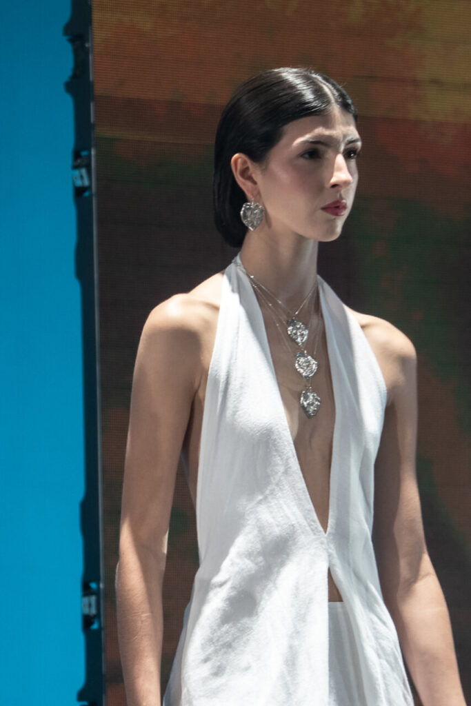 Modelo luciendo joyería contemporánea en desfile de moda en Mallorca