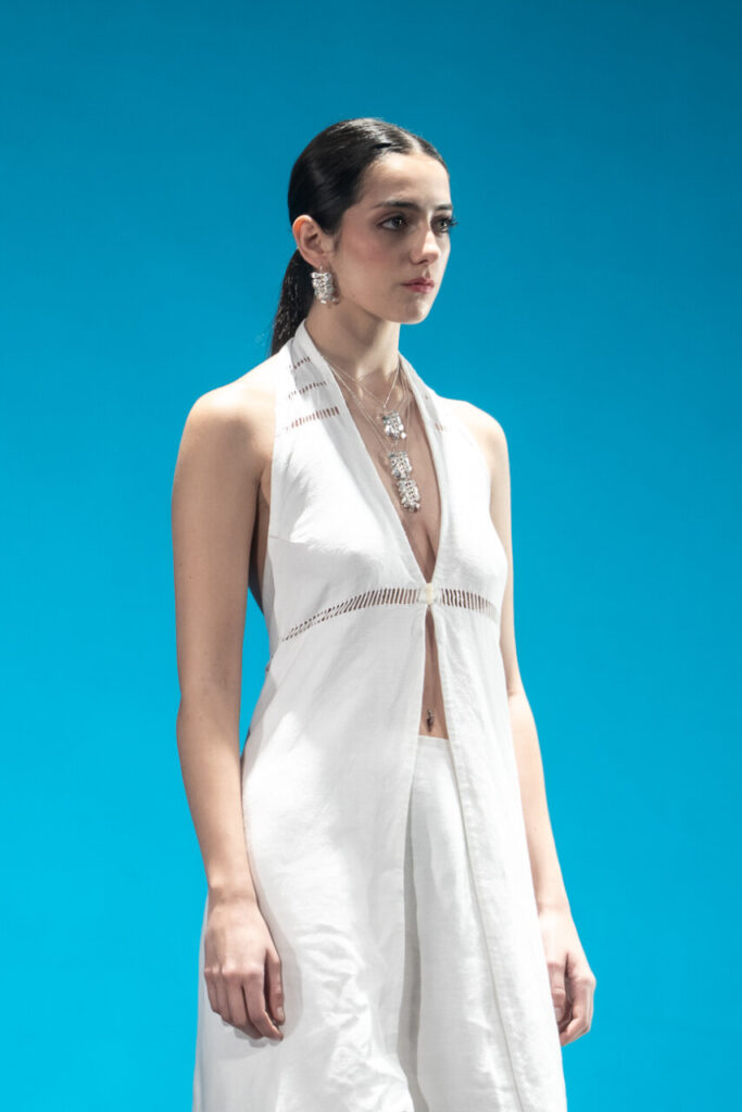 Modelo luciendo diseño de moda artesana en pasarela