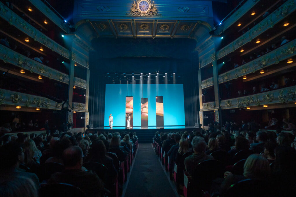Desfile de moda en el Teatre Principal de Palma con artesanía mallorquina