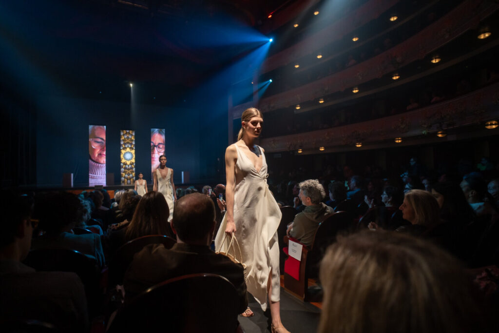 Modelo desfilando en el Teatre Principal de Palma durante evento de moda