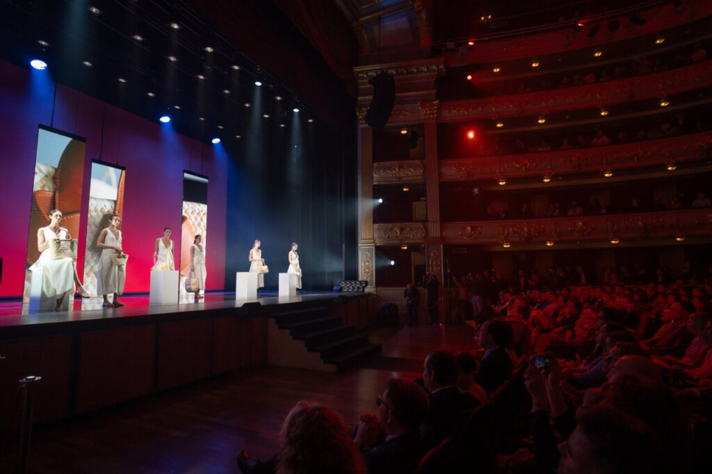 Modelos en pasarela durante el desfile de moda artesana en Mallorca