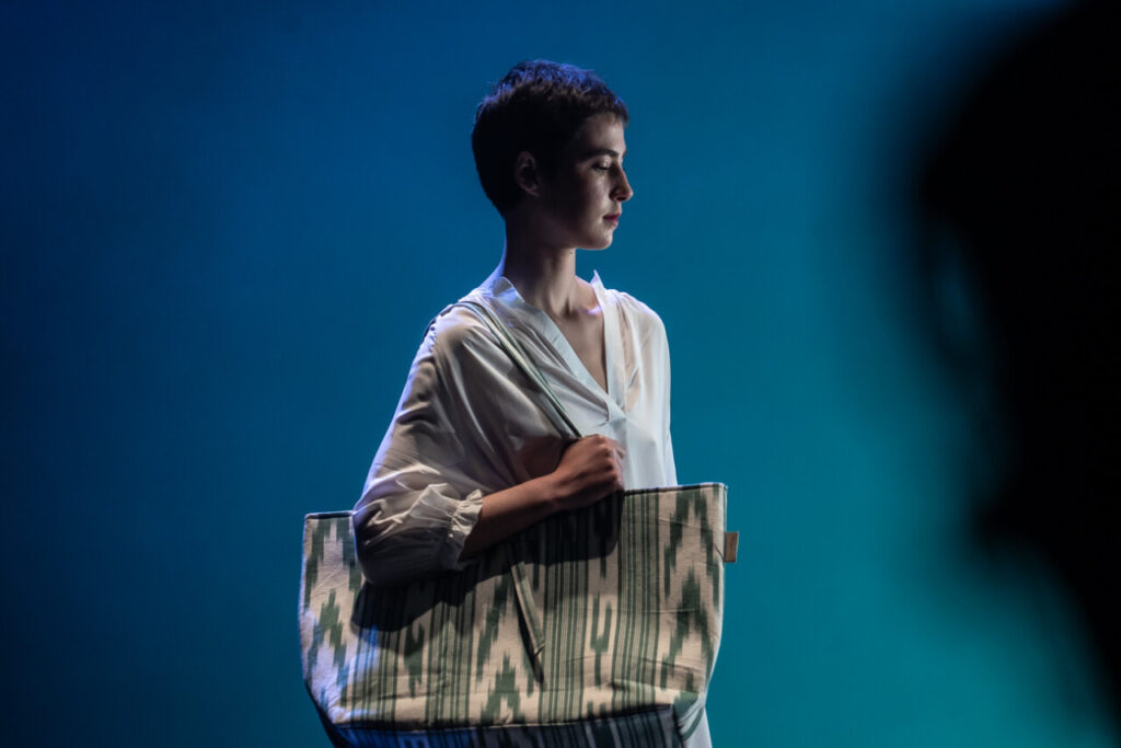 Modelo luciendo una bolsa artesanal en pasarela de moda en Mallorca