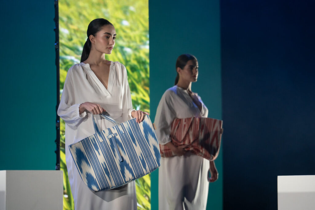 Modelos presentan diseños de moda artesana en pasarela