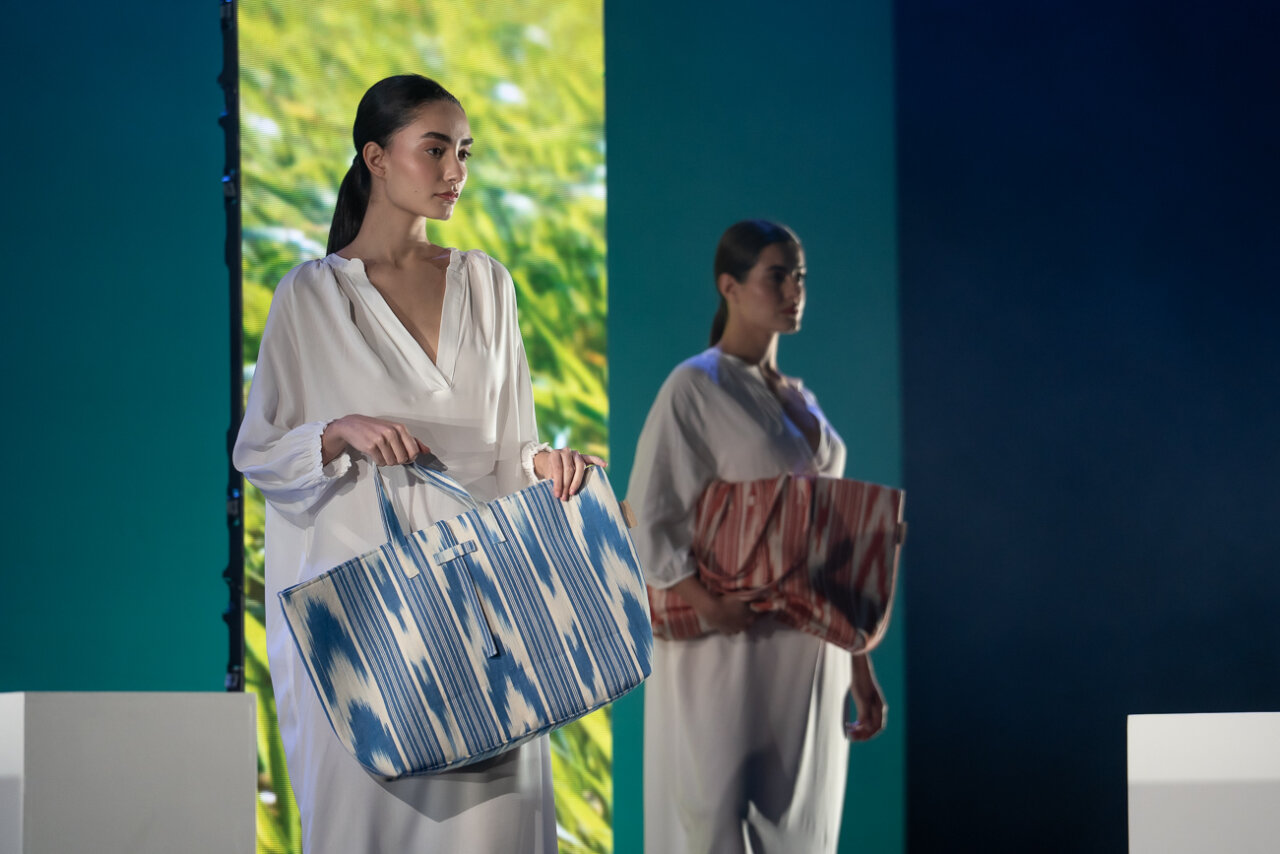Modelos presentan diseños de moda artesana en pasarela