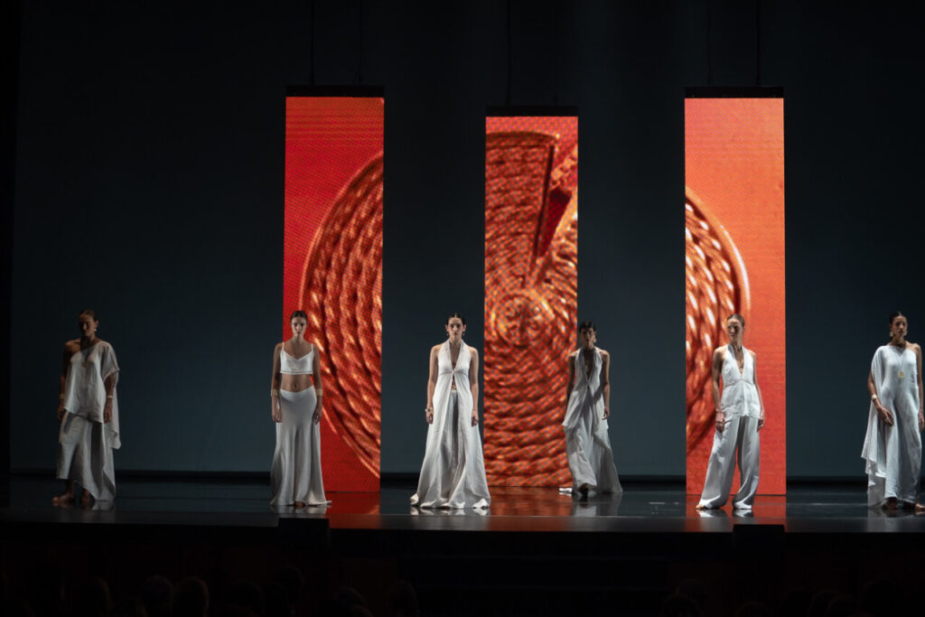 Modelos en pasarela mostrando moda artesana de Mallorca