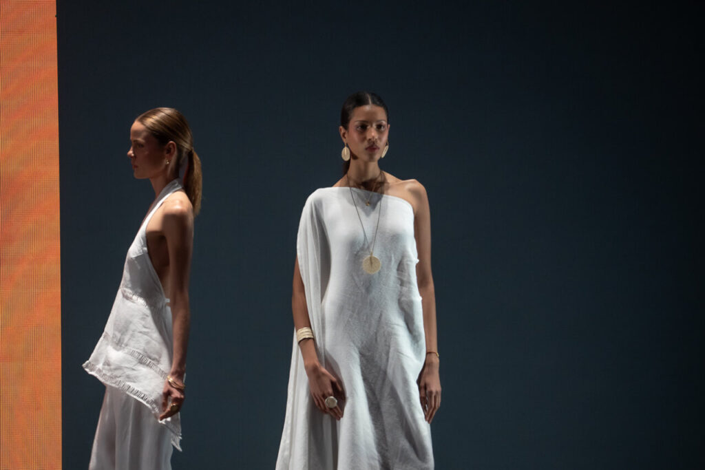 Modelos luciendo ropa de la moda artesana de Mallorca en el escenario