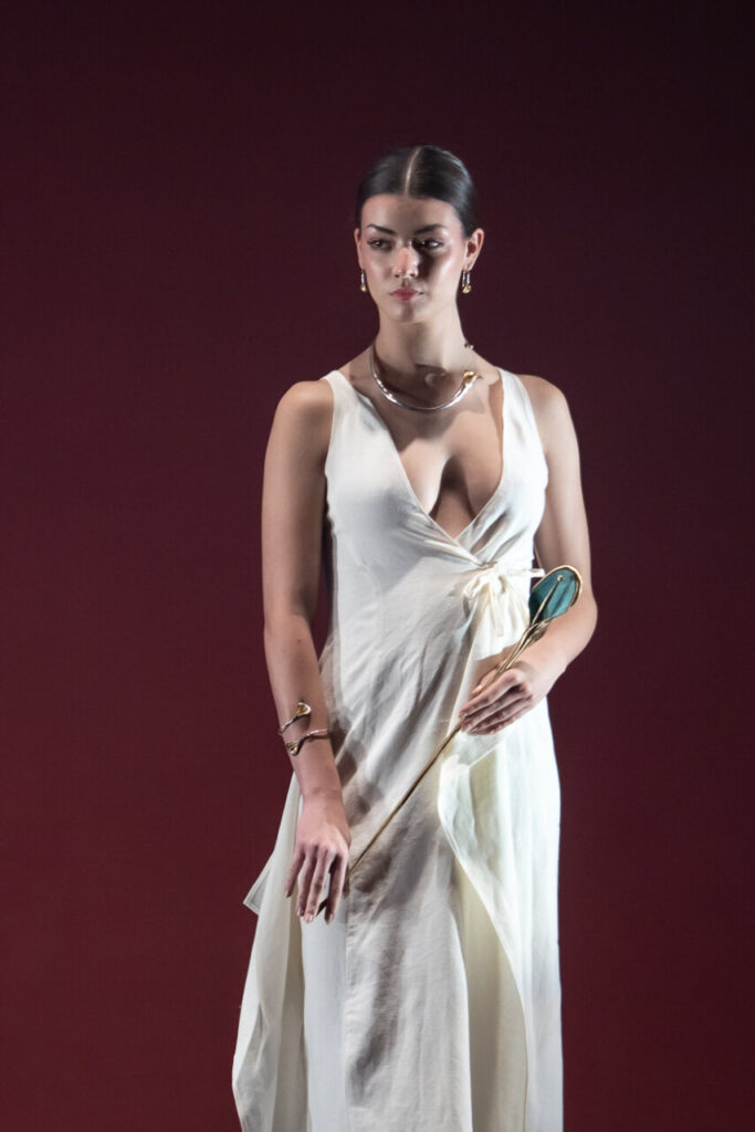 Modelo luciendo un vestido blanco en el desfile de moda artesana de Mallorca