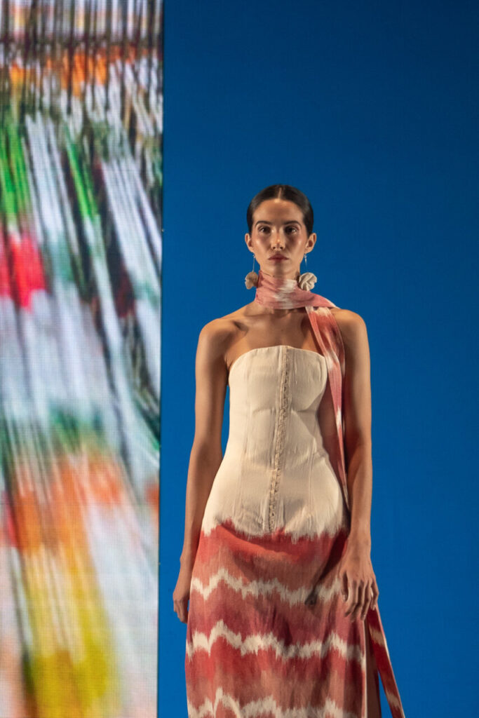 Modelo luciendo vestido artesanal en desfile de moda en Mallorca