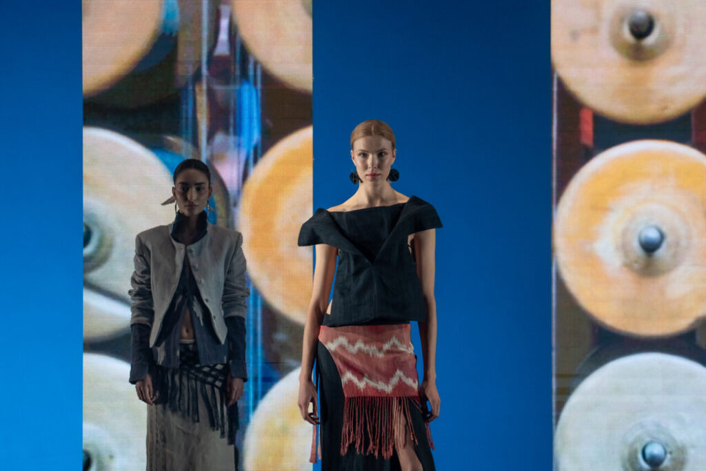 Modelos en pasarela mostrando moda artesana de Mallorca