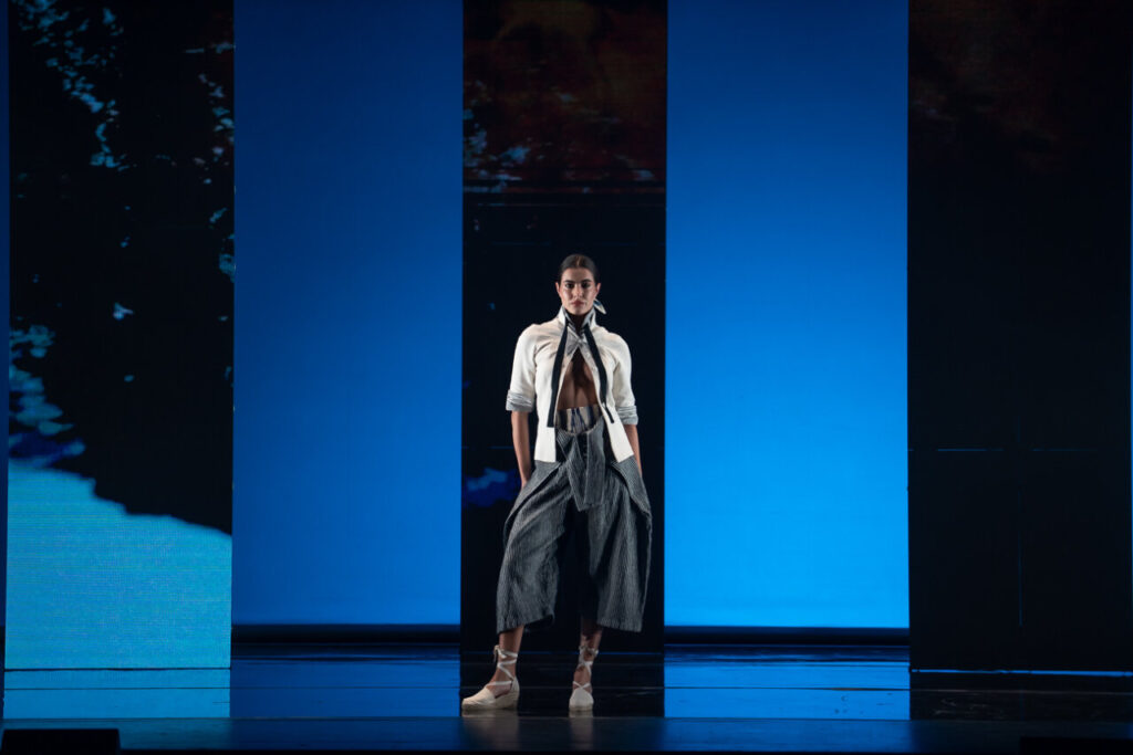 Modelo en pasarela durante el desfile de moda artesana en Mallorca