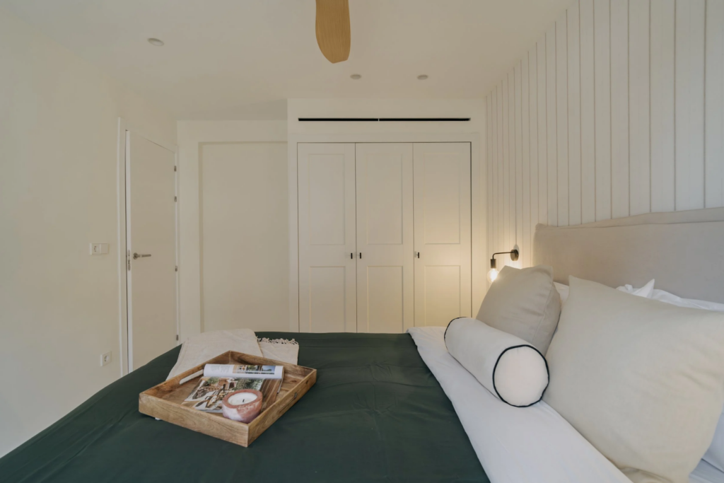Renacer tras 50 años: La transformación de un hogar en Palma 3 Vista de un dormitorio moderno con decoración minimalista y cama acogedora
