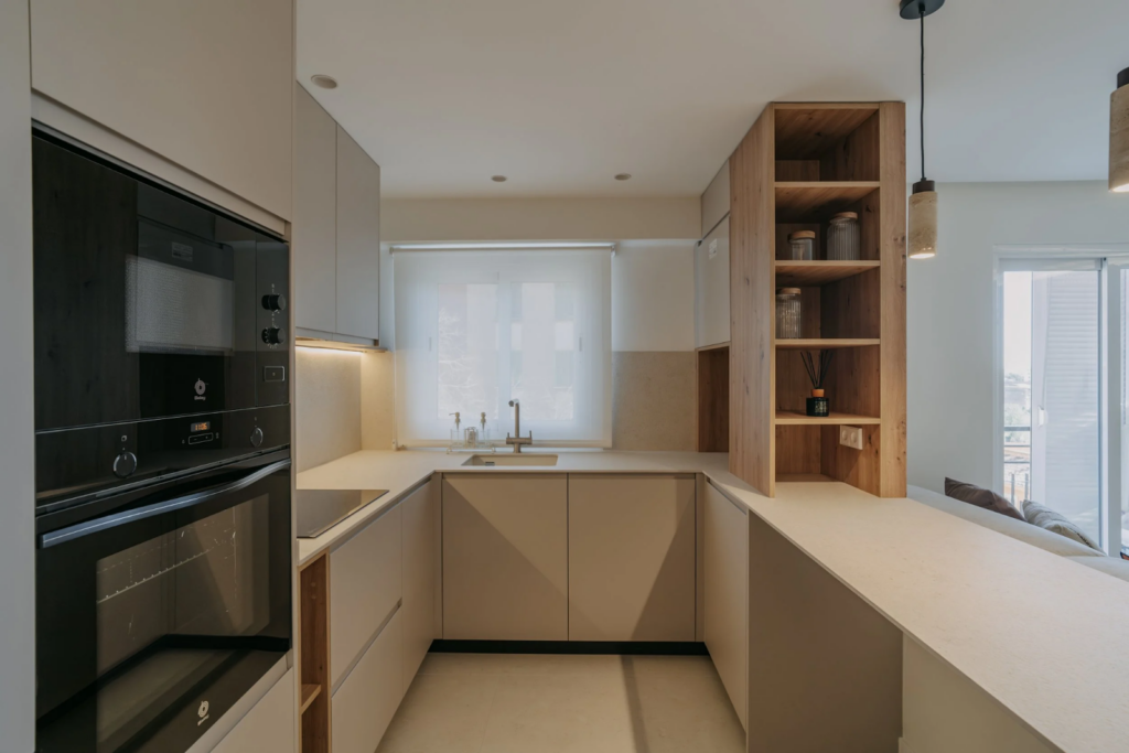 Renacer tras 50 años: La transformación de un hogar en Palma 1 Cocina moderna con muebles minimalistas y luz natural