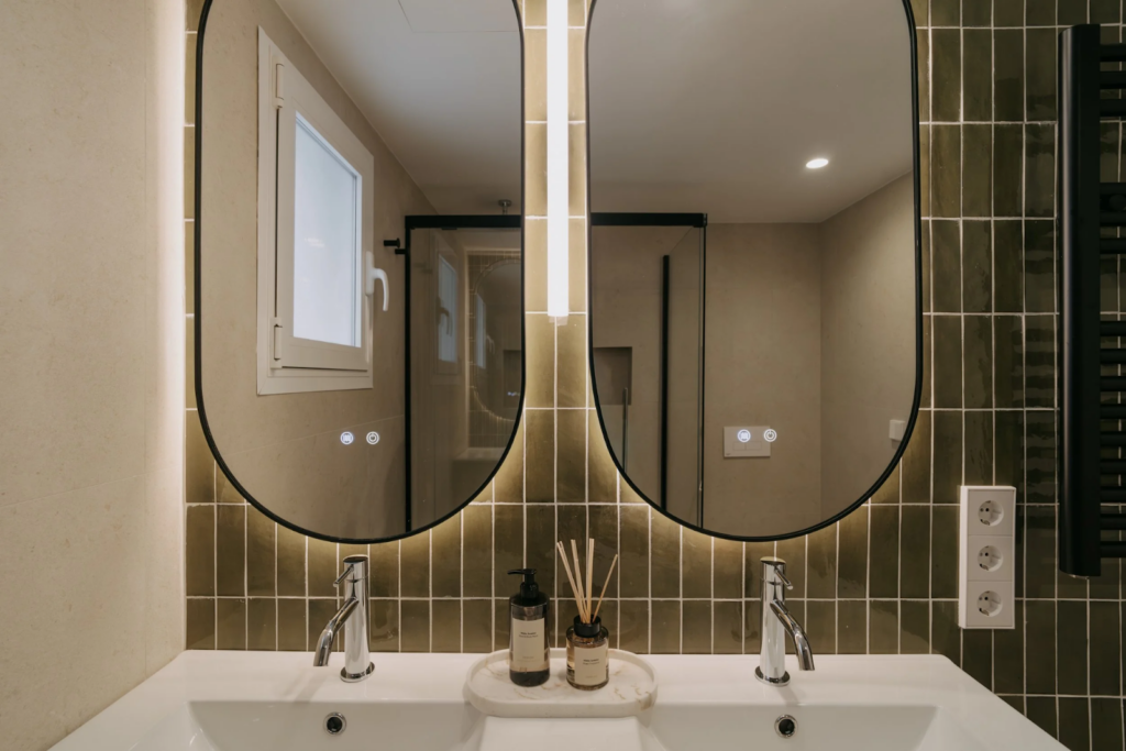 Renacer tras 50 años: La transformación de un hogar en Palma 2 Espejo moderno en un baño con azulejos y accesorios elegantes