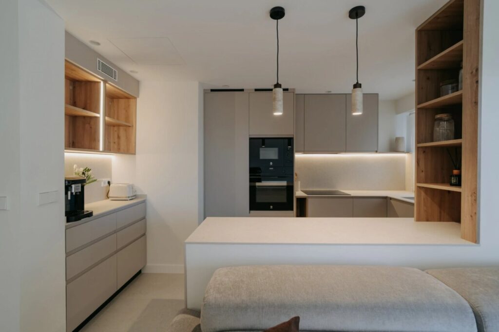 Inicio 50 Cocina moderna y luminosa en un hogar reformado en Palma.