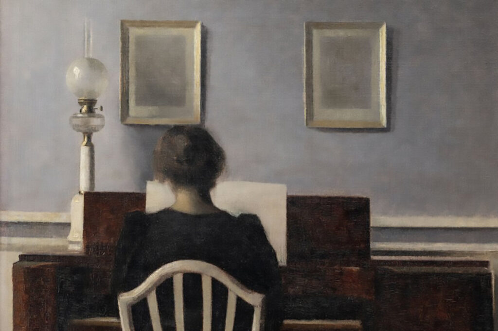 Mujer sentada en un escritorio con luz suave y paredes azules