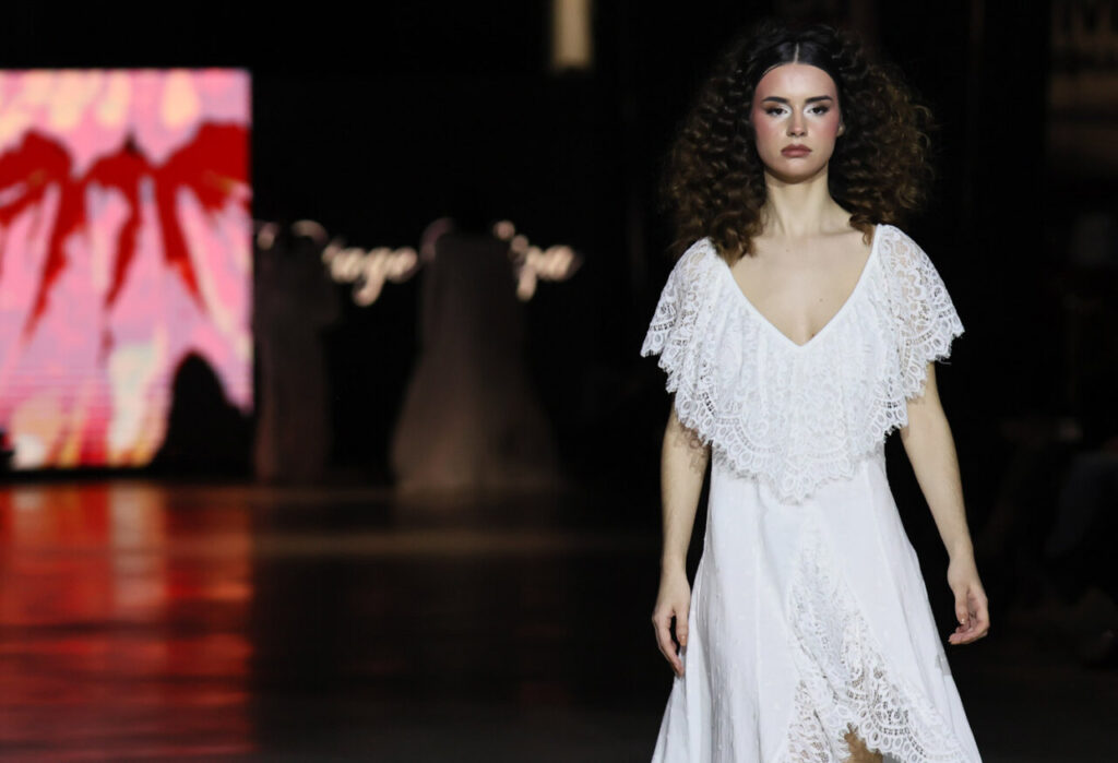 Modelo en pasarela con vestido nupcial en Mallorca Dream Days