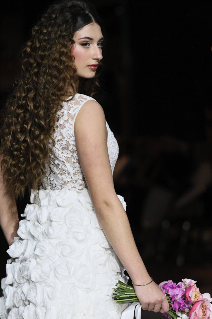 Modelo con vestido nupcial en pasarela de Mallorca Dream Days