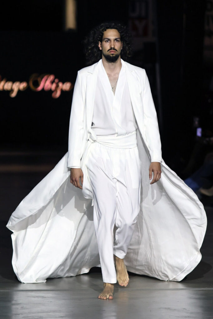 Modelo masculino en pasarela de moda nupcial en Mallorca Dream Days