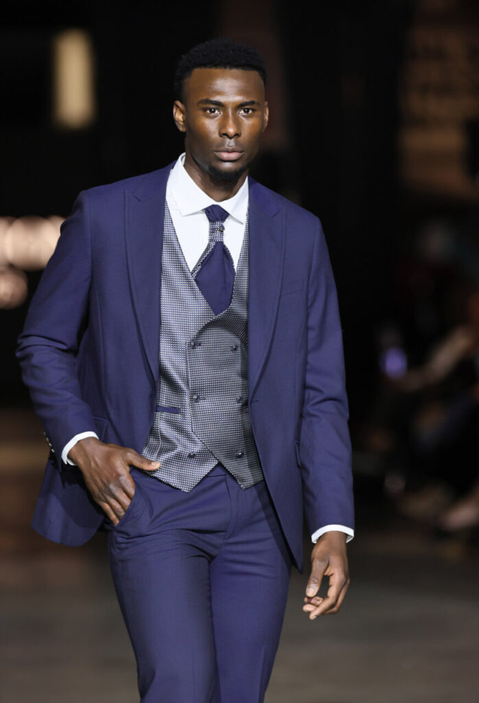 Modelo masculino en pasarela de moda nupcial en Mallorca Dream Days