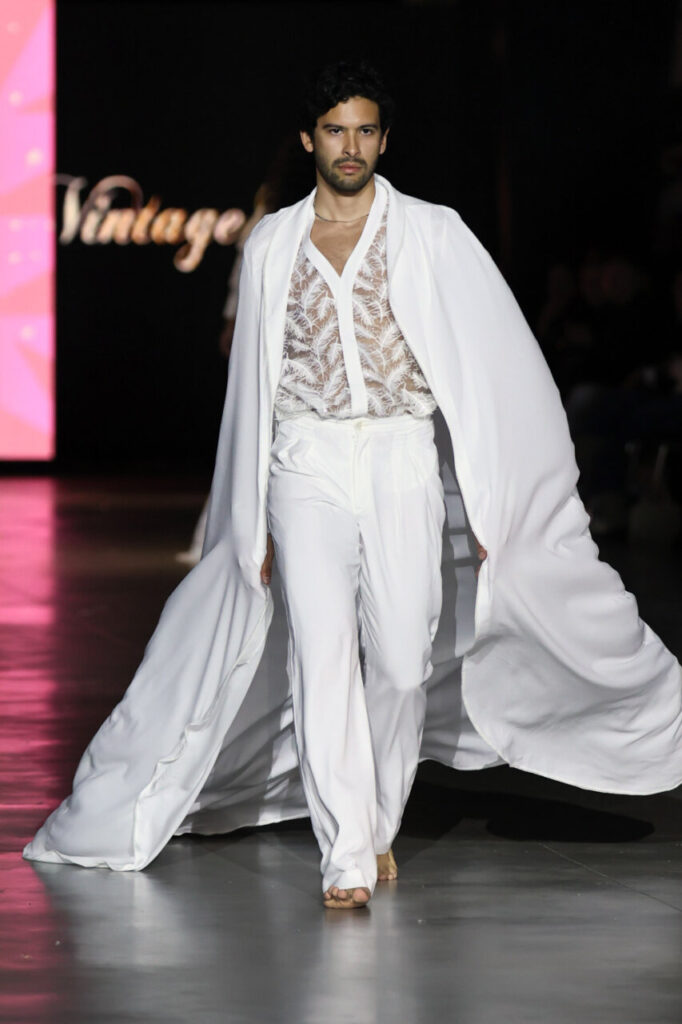 Modelo masculino en pasarela de moda nupcial en Mallorca Dream Days