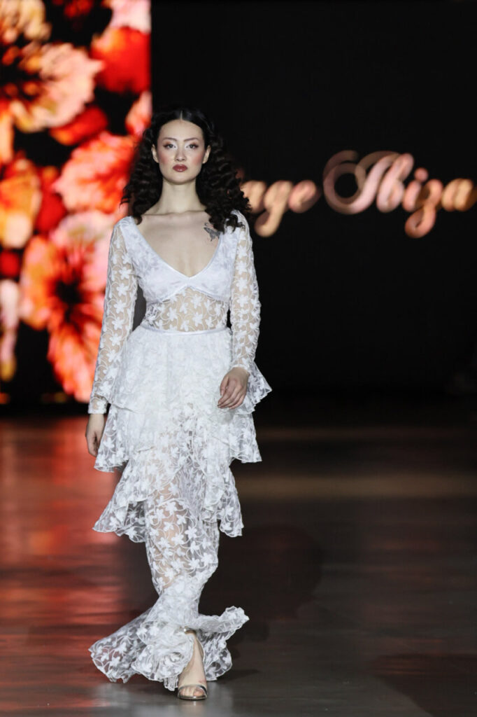 Modelo en pasarela con vestido blanco en evento de bodas en Mallorca