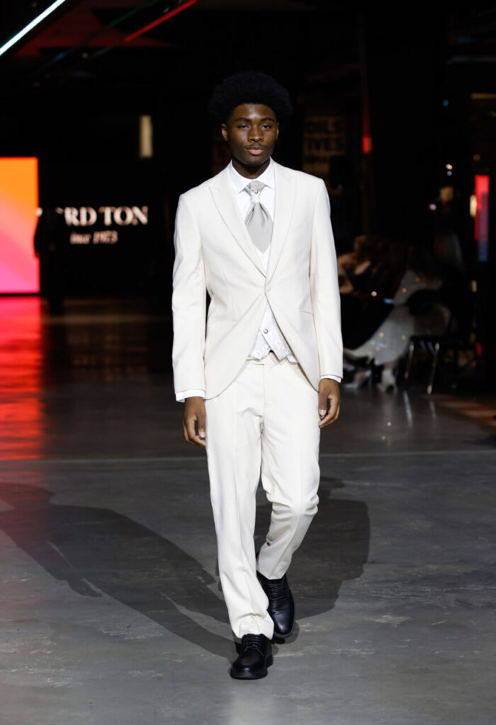 Modelo masculino desfilando en traje nupcial en Motorworld Mallorca