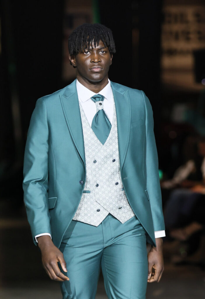 Modelo masculino en pasarela con traje nupcial elegante en Motorworld