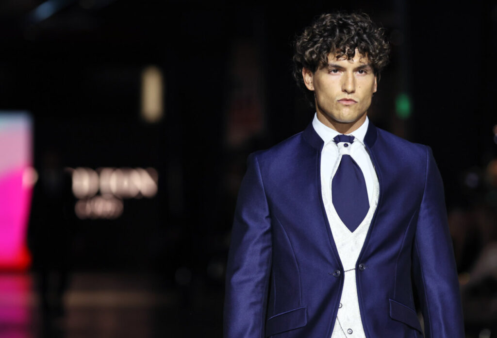 Modelo masculino en pasarela de moda nupcial en Motorworld Mallorca