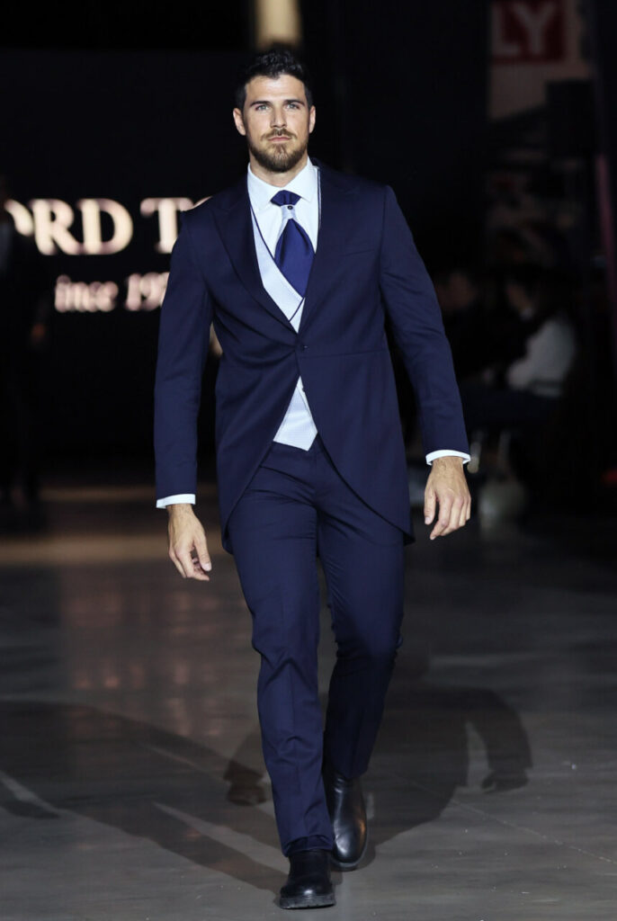 Modelo masculino en pasarela de moda nupcial en Mallorca Dream Days