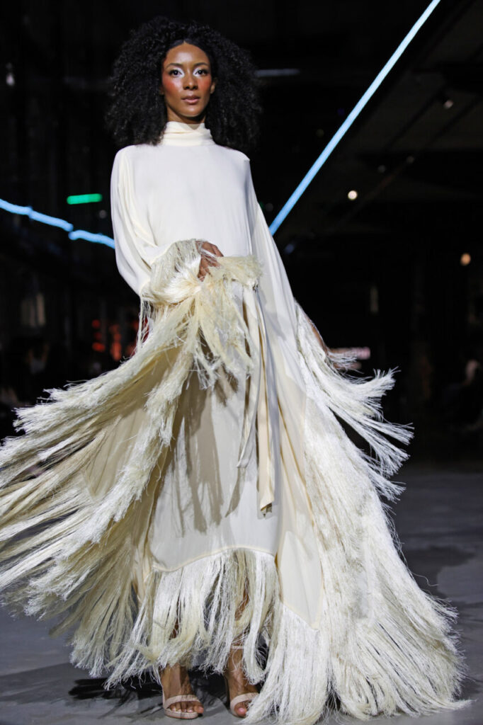 Modelo en pasarela con vestido nupcial de diseño contemporáneo