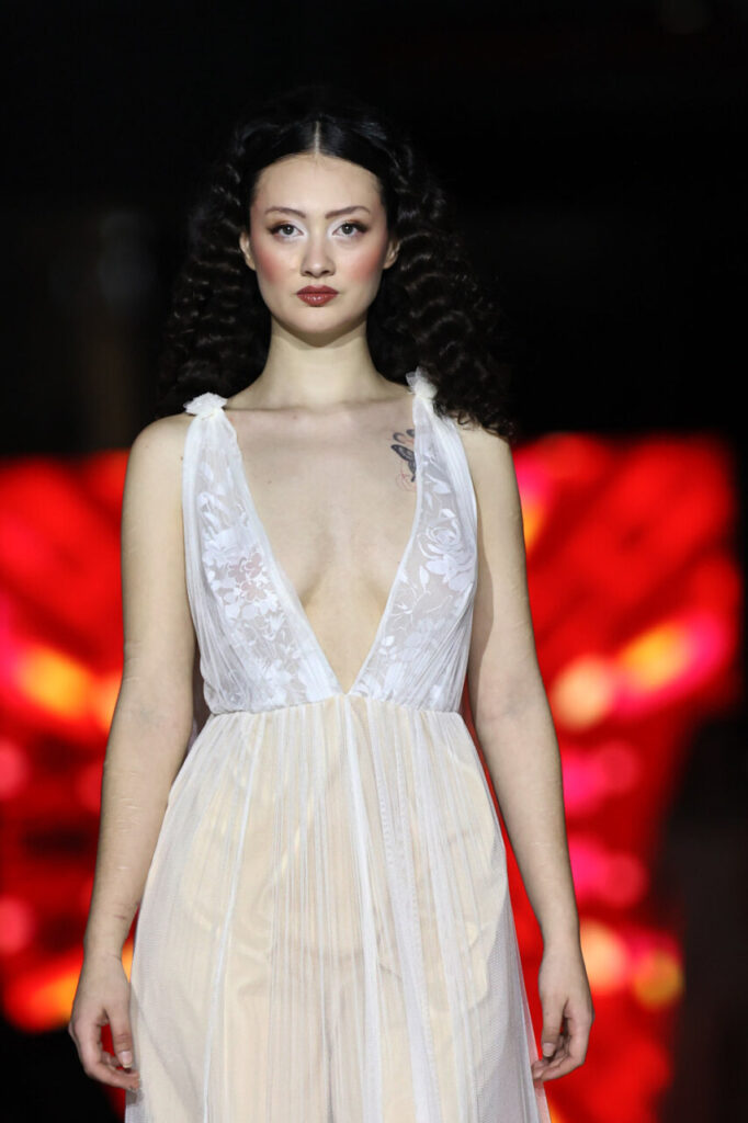 Modelo en pasarela con vestido nupcial durante Mallorca Dream Days