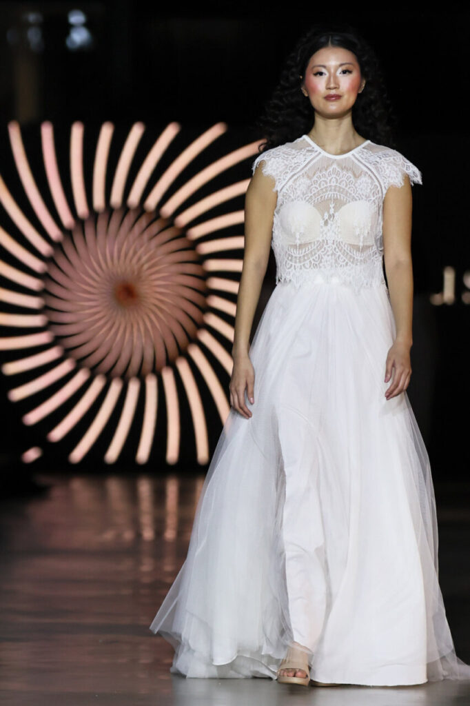 Modelo luciendo un vestido de novia en el desfile de Mallorca Dream Days