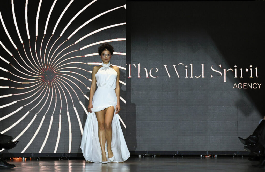 Modelo en pasarela con vestido nupcial en Mallorca Dream Days