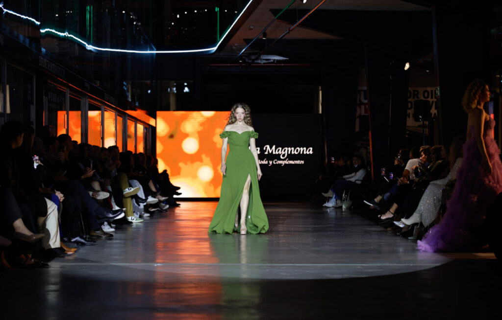 Modelo desfilando en la pasarela del evento Mallorca Dream Days en Motorworld