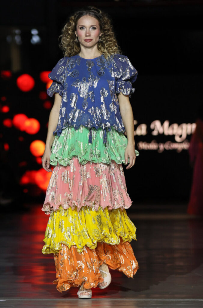 Modelo en pasarela con vestido colorido en evento nupcial en Mallorca