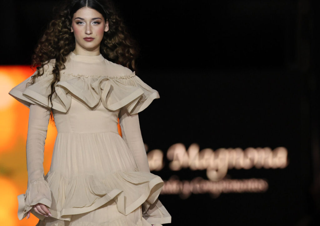 Modelo en pasarela con vestido de boda en Mallorca Dream Days