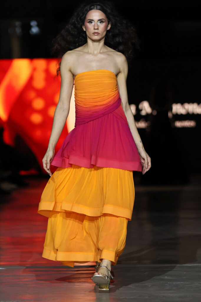 Modelo en pasarela con vestido colorido en evento de bodas en Mallorca