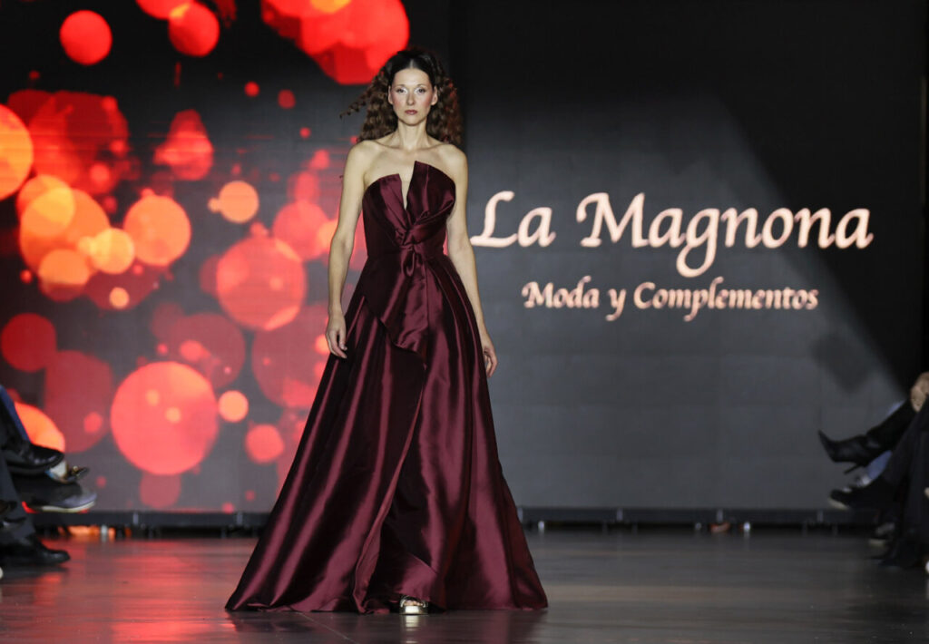 Modelo desfilando con vestido de gala en evento de bodas en Mallorca