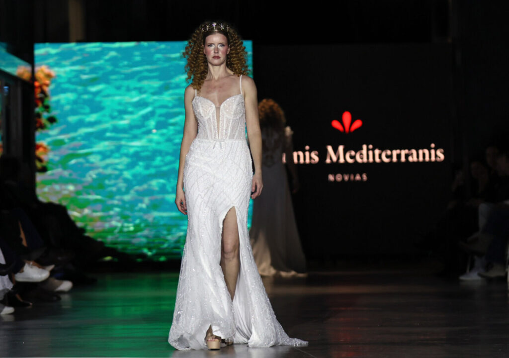 Modelo en pasarela luciendo vestido de novia en Mallorca Dream Days