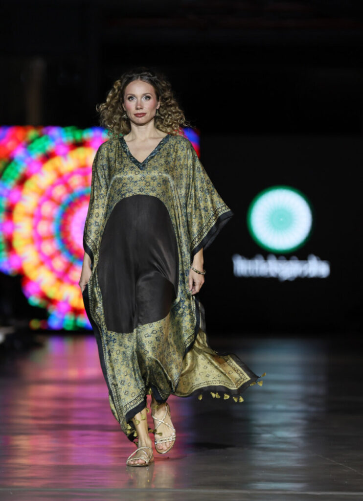 Modelo desfilando en la pasarela de Mallorca Dream Days en Motorworld