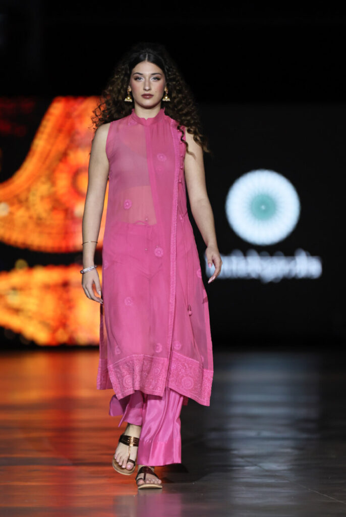 Modelo desfilando en la pasarela del evento Mallorca Dream Days en Motorworld