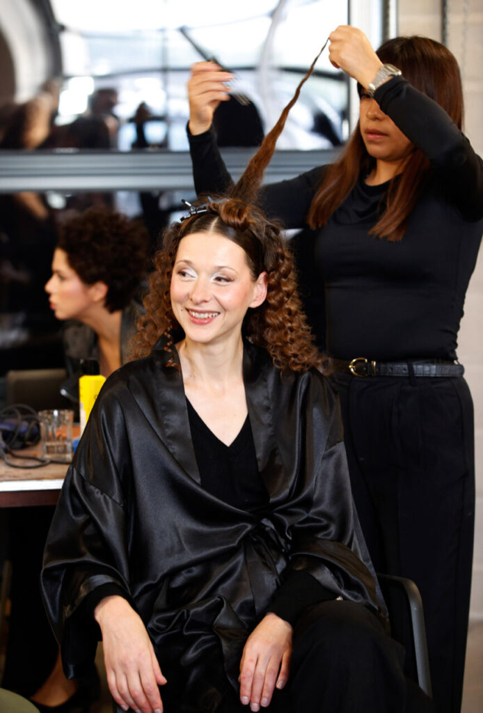 Modelo sonriente en preparación para el desfile nupcial en Motorworld