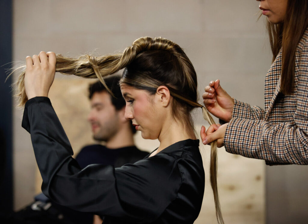 Modelo recibiendo un peinado en el evento Mallorca Dream Days