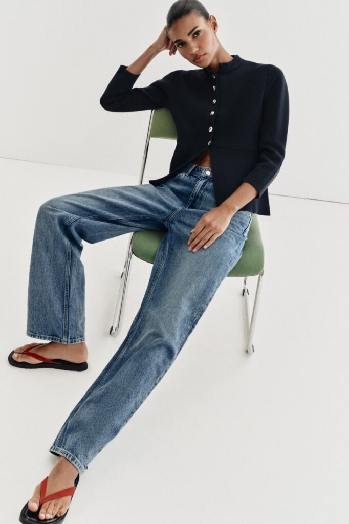 Modelo luciendo chaqueta tipo Chanel de Zara con jeans