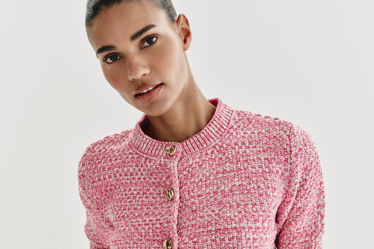 Modelo luciendo chaqueta tipo Chanel de Zara en color rosa