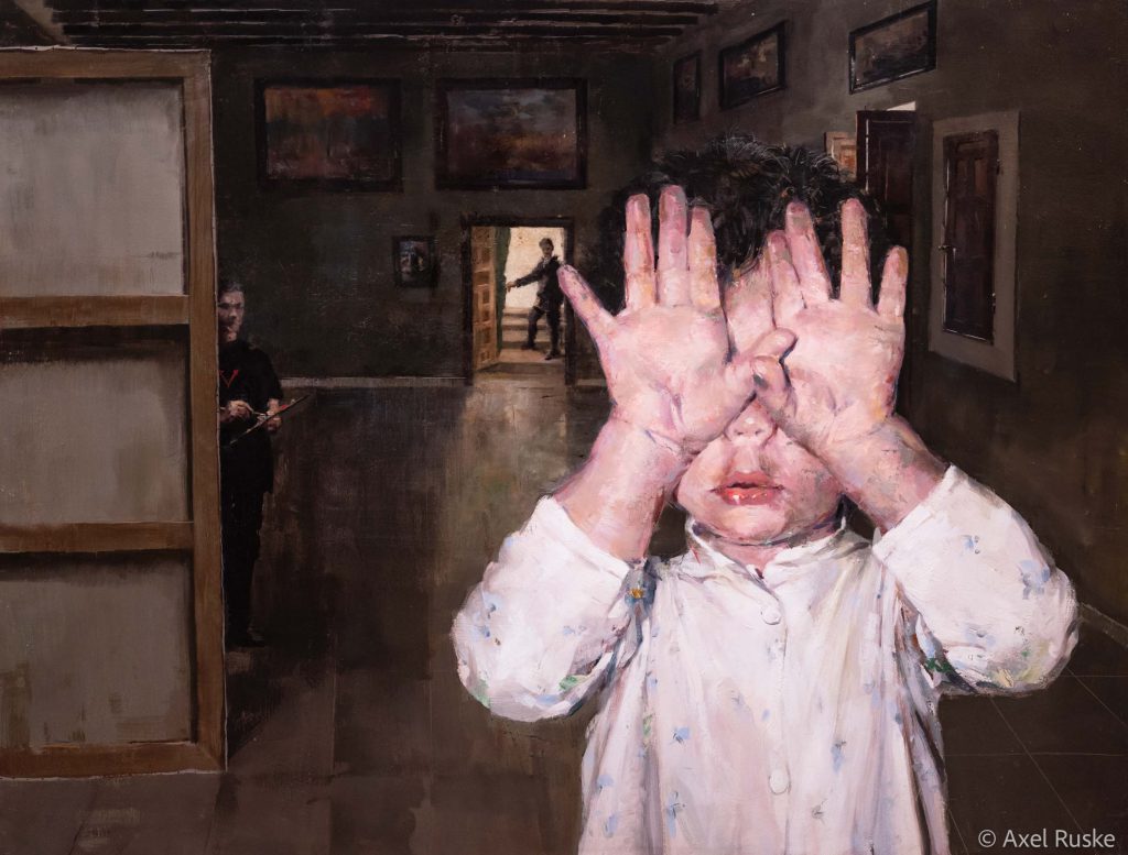 Niño cubriendo su rostro en una galería de arte
