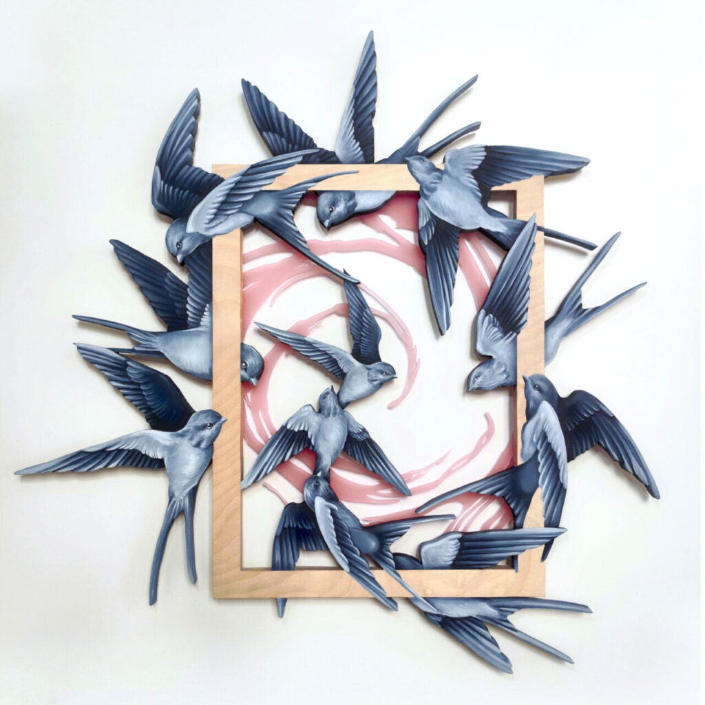 Obra de arte con aves en un marco decorativo